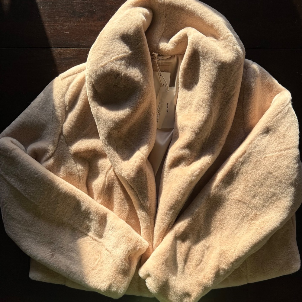 Women’s Plush Faux Fur Jacket - Cream - Picture 3 of 7